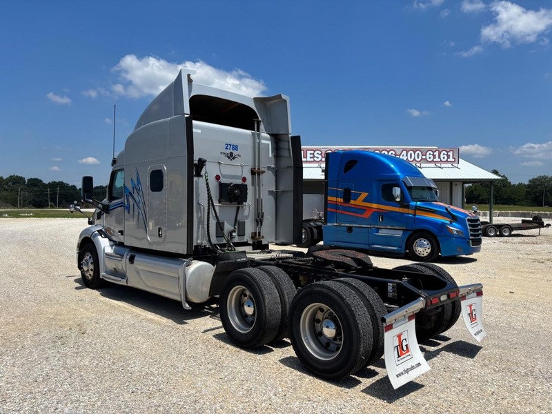 Peterbilt 579 Vehicle Full-screen Gallery Image 05