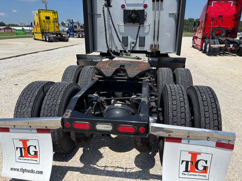 Peterbilt 579 Vehicle Full-screen Gallery Image 06