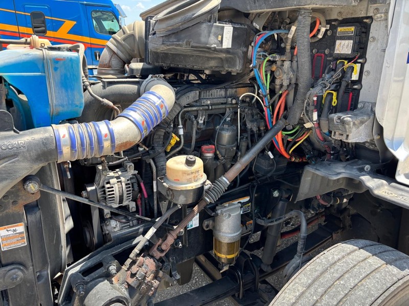 Peterbilt 579 Vehicle Full-screen Gallery Image 07