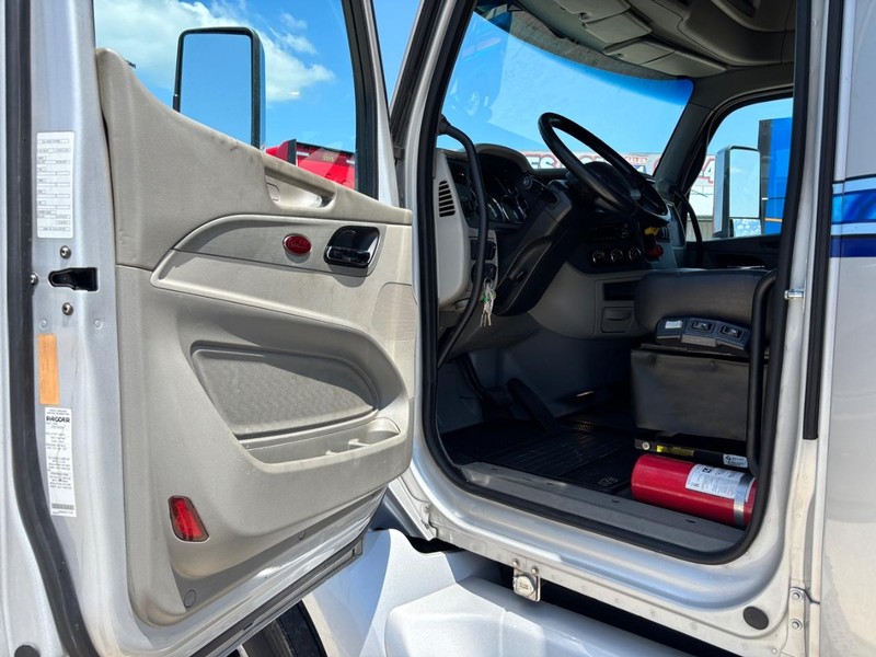 Peterbilt 579 Vehicle Full-screen Gallery Image 08