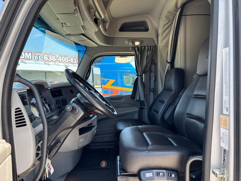 Peterbilt 579 Vehicle Full-screen Gallery Image 09