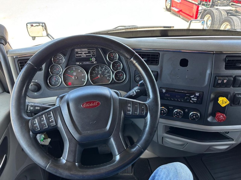 Peterbilt 579 Vehicle Full-screen Gallery Image 10