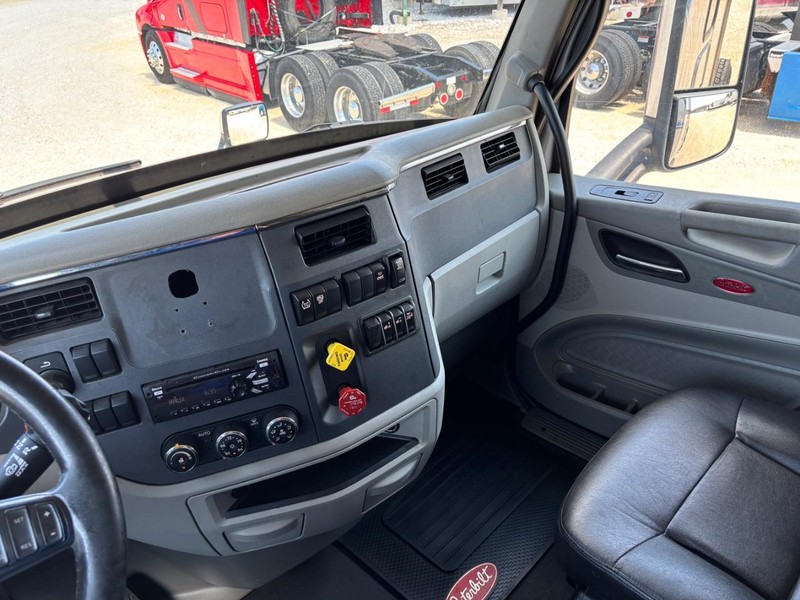 Peterbilt 579 Vehicle Full-screen Gallery Image 12