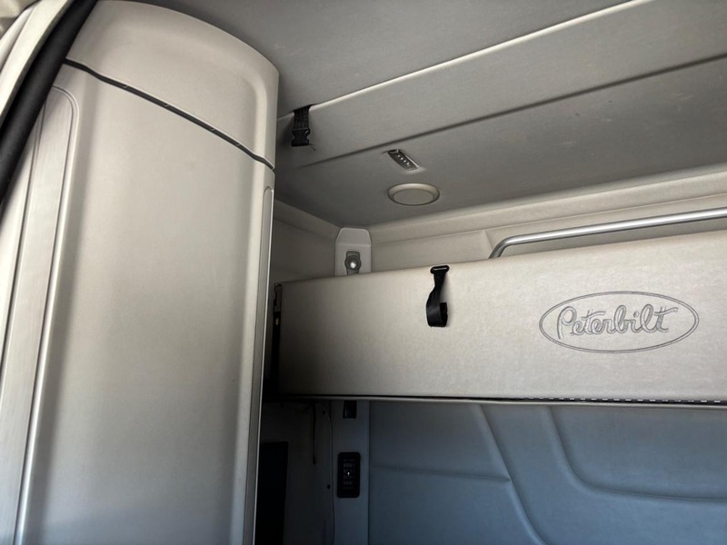 Peterbilt 579 Vehicle Full-screen Gallery Image 15