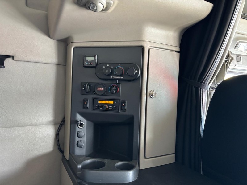 Peterbilt 579 Vehicle Full-screen Gallery Image 17