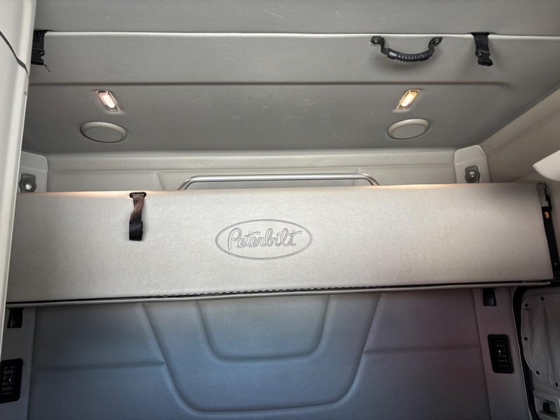 Peterbilt 579 Vehicle Full-screen Gallery Image 18