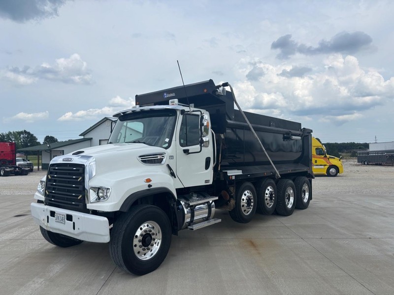 Freightliner 114SD Vehicle Full-screen Gallery Image 02