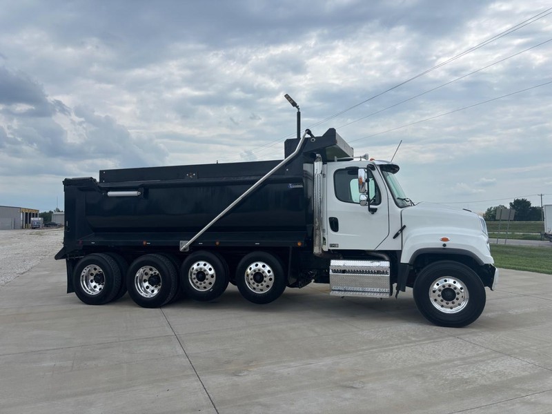 Freightliner 114SD Vehicle Full-screen Gallery Image 03