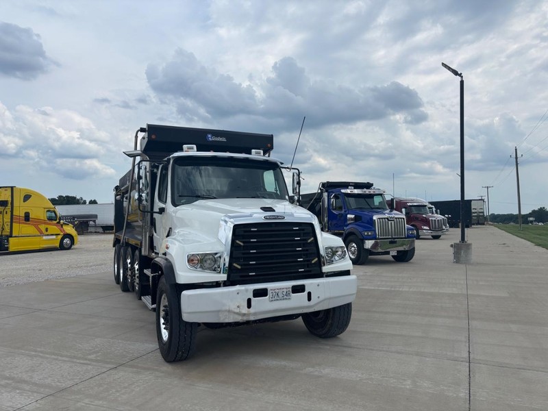 Freightliner 114SD Vehicle Full-screen Gallery Image 04