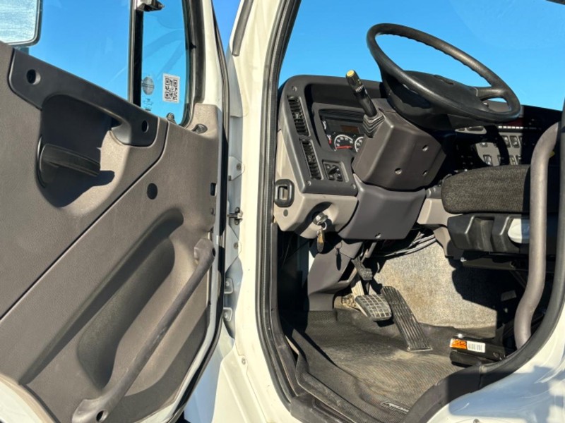 Freightliner 114SD Vehicle Full-screen Gallery Image 06