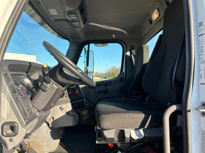 Freightliner 114SD Vehicle Full-screen Gallery Image 07