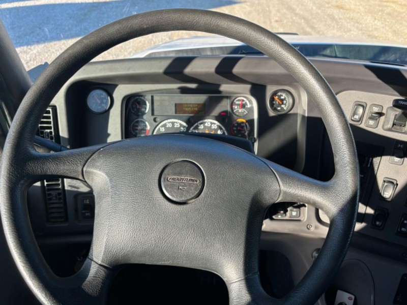 Freightliner 114SD Vehicle Full-screen Gallery Image 08