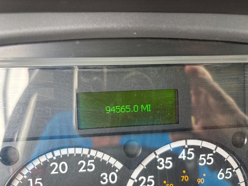 Freightliner 114SD Vehicle Full-screen Gallery Image 09
