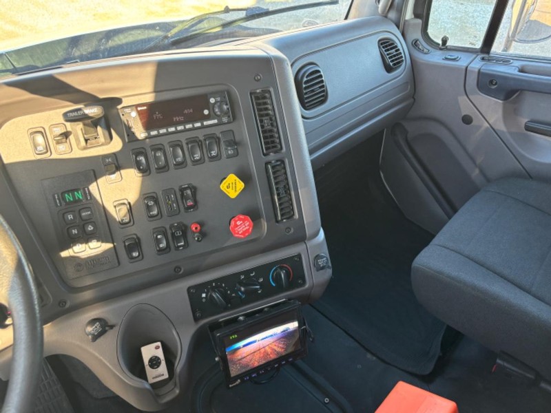 Freightliner 114SD Vehicle Full-screen Gallery Image 10