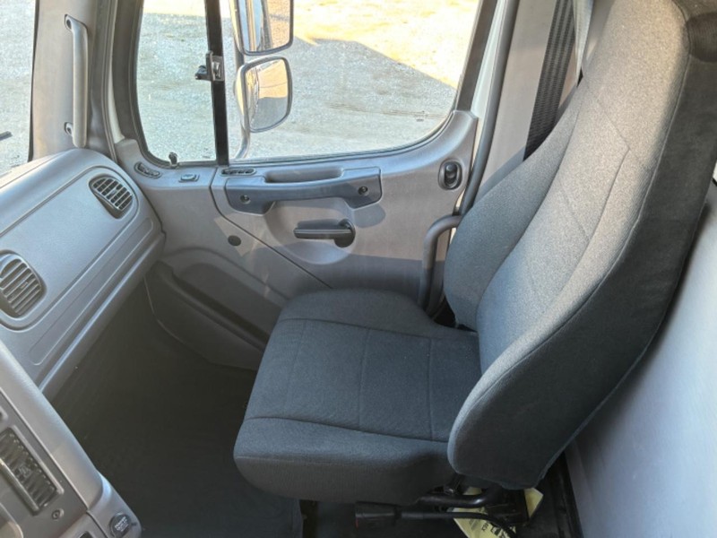 Freightliner 114SD Vehicle Full-screen Gallery Image 12