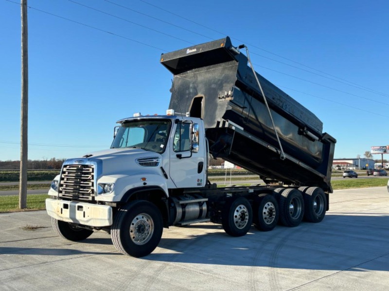 Freightliner 114SD Vehicle Full-screen Gallery Image 13