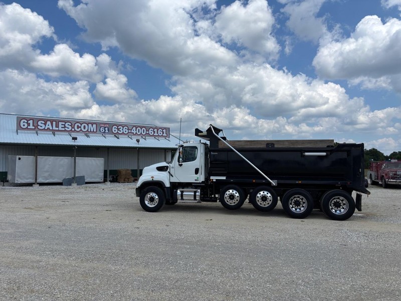 Freightliner 114SD Vehicle Full-screen Gallery Image 01