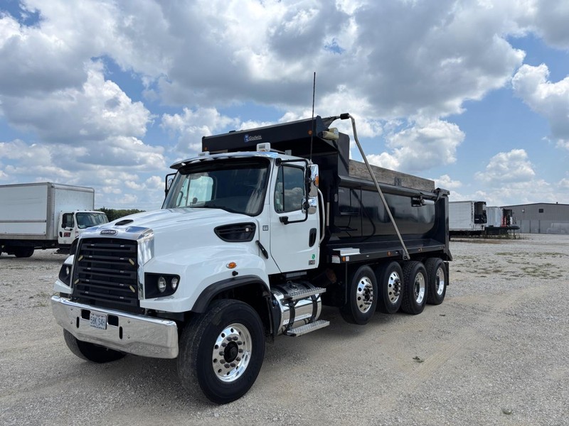 Freightliner 114SD Vehicle Full-screen Gallery Image 02