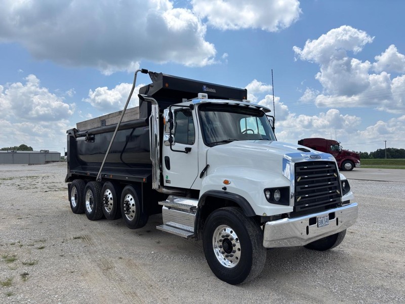 Freightliner 114SD Vehicle Full-screen Gallery Image 03