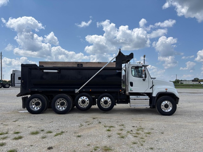 Freightliner 114SD Vehicle Full-screen Gallery Image 04