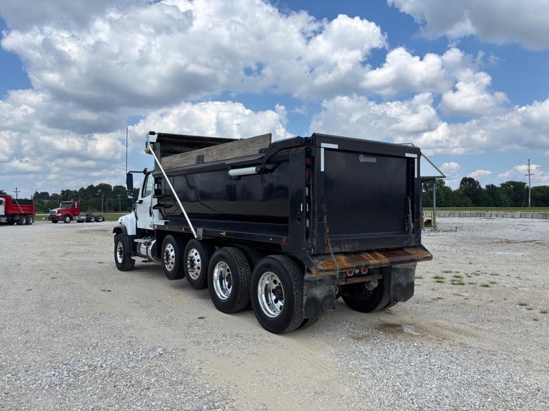 Freightliner 114SD Vehicle Full-screen Gallery Image 05