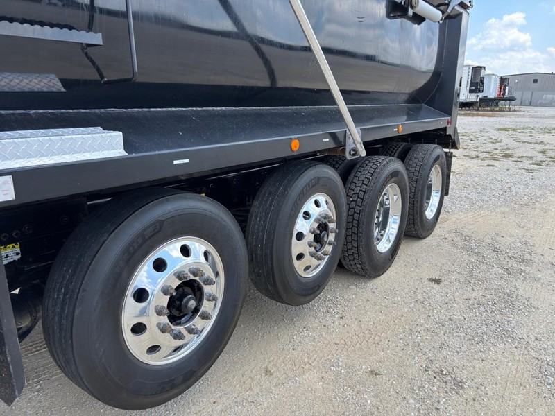 Freightliner 114SD Vehicle Full-screen Gallery Image 07