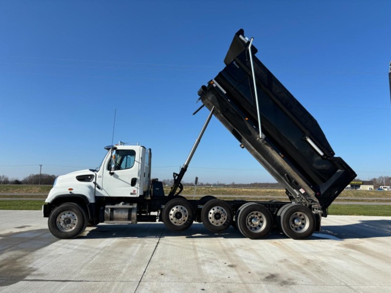 Freightliner 114SD Vehicle Full-screen Gallery Image 09