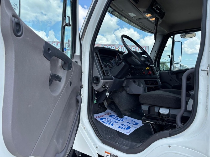 Freightliner 114SD Vehicle Full-screen Gallery Image 11