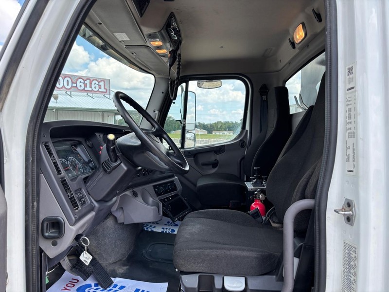 Freightliner 114SD Vehicle Full-screen Gallery Image 12