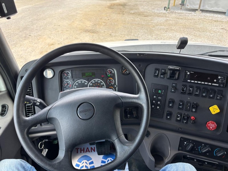 Freightliner 114SD Vehicle Full-screen Gallery Image 13
