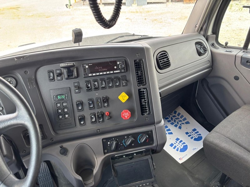 Freightliner 114SD Vehicle Full-screen Gallery Image 15