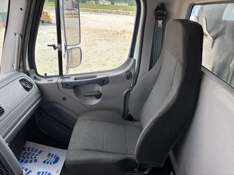 Freightliner 114SD Vehicle Full-screen Gallery Image 16