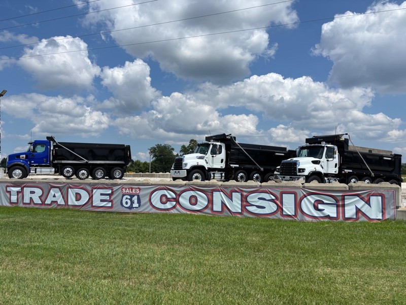 Freightliner 114SD Vehicle Full-screen Gallery Image 18