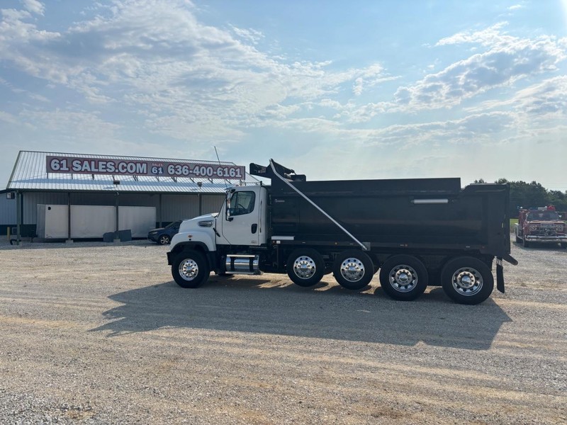 Freightliner 114SD Vehicle Full-screen Gallery Image 01