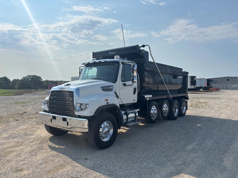 Freightliner 114SD Vehicle Full-screen Gallery Image 02