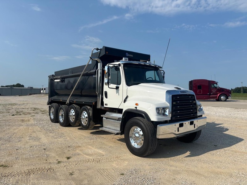 Freightliner 114SD Vehicle Full-screen Gallery Image 03