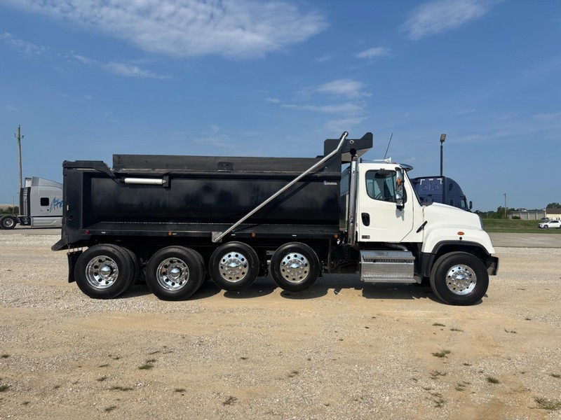Freightliner 114SD Vehicle Full-screen Gallery Image 04