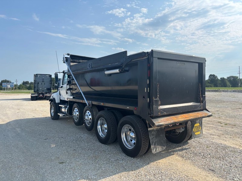 Freightliner 114SD Vehicle Full-screen Gallery Image 05