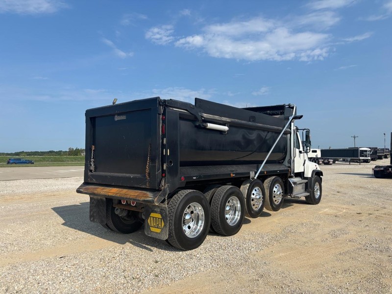 Freightliner 114SD Vehicle Full-screen Gallery Image 06