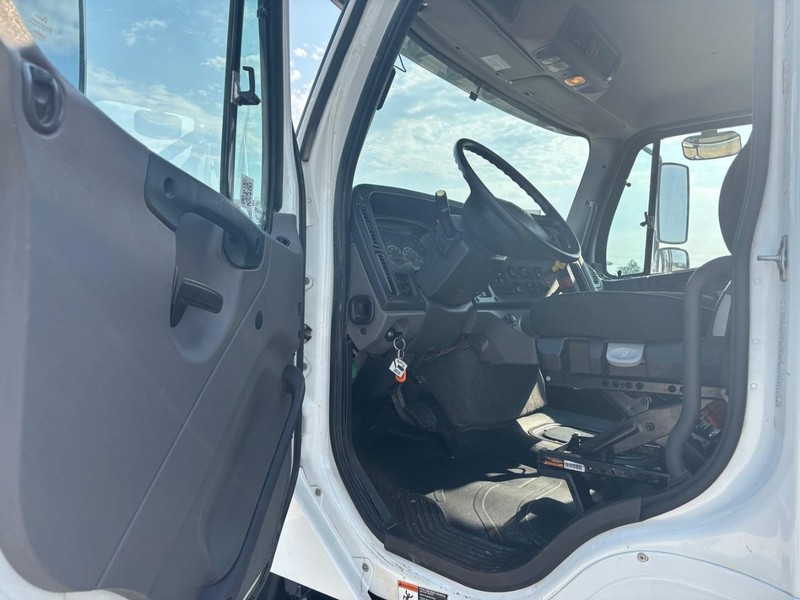 Freightliner 114SD Vehicle Full-screen Gallery Image 10