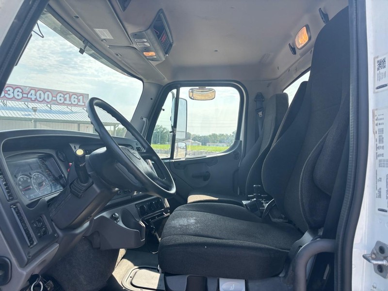 Freightliner 114SD Vehicle Full-screen Gallery Image 11
