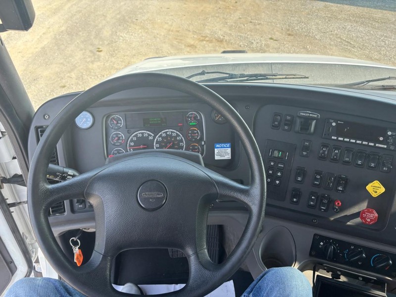 Freightliner 114SD Vehicle Full-screen Gallery Image 12