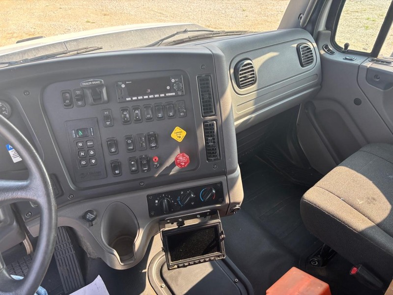 Freightliner 114SD Vehicle Full-screen Gallery Image 14