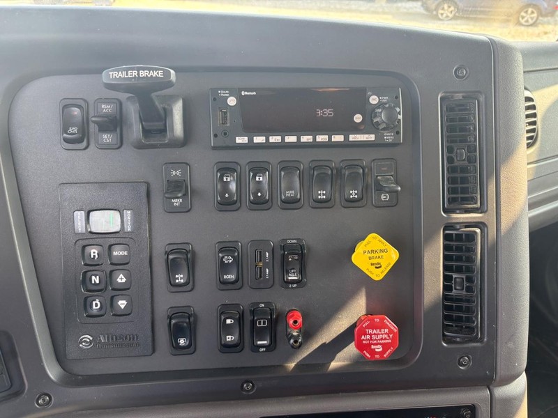 Freightliner 114SD Vehicle Full-screen Gallery Image 15