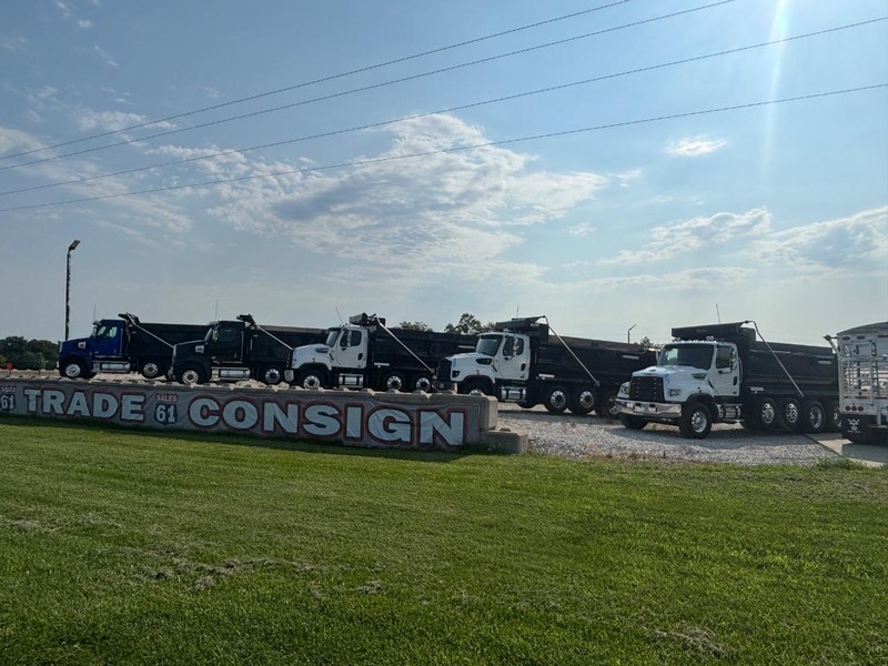 Freightliner 114SD Vehicle Full-screen Gallery Image 17