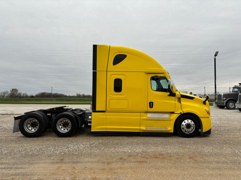 Freightliner CASCADIA Vehicle Full-screen Gallery Image 03