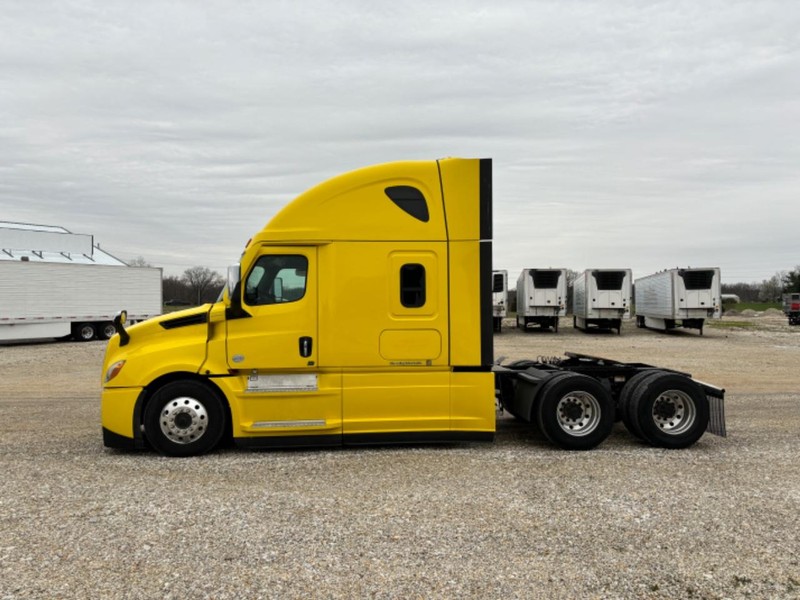 Freightliner CASCADIA Vehicle Full-screen Gallery Image 04