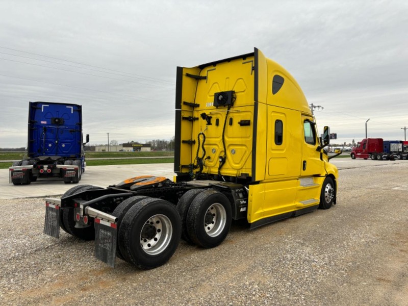 Freightliner CASCADIA Vehicle Full-screen Gallery Image 05