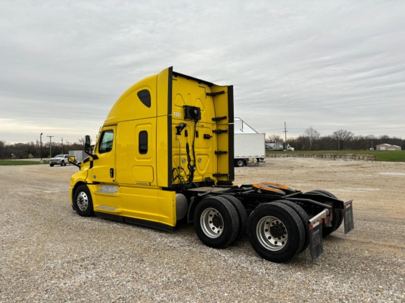 Freightliner CASCADIA Vehicle Full-screen Gallery Image 06