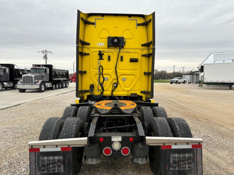 Freightliner CASCADIA Vehicle Full-screen Gallery Image 07